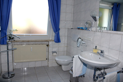 Das große Bad mit Dusche in Hilligen Lunn 1.