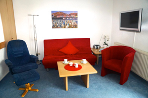 Wohnbereich in Hilligen Lunn 1 mit umlegbarer Schlafcouch.